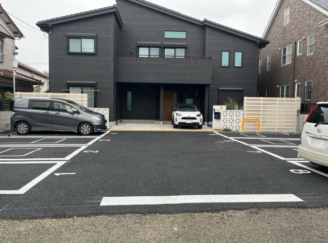 完成した住宅とコインパーキング